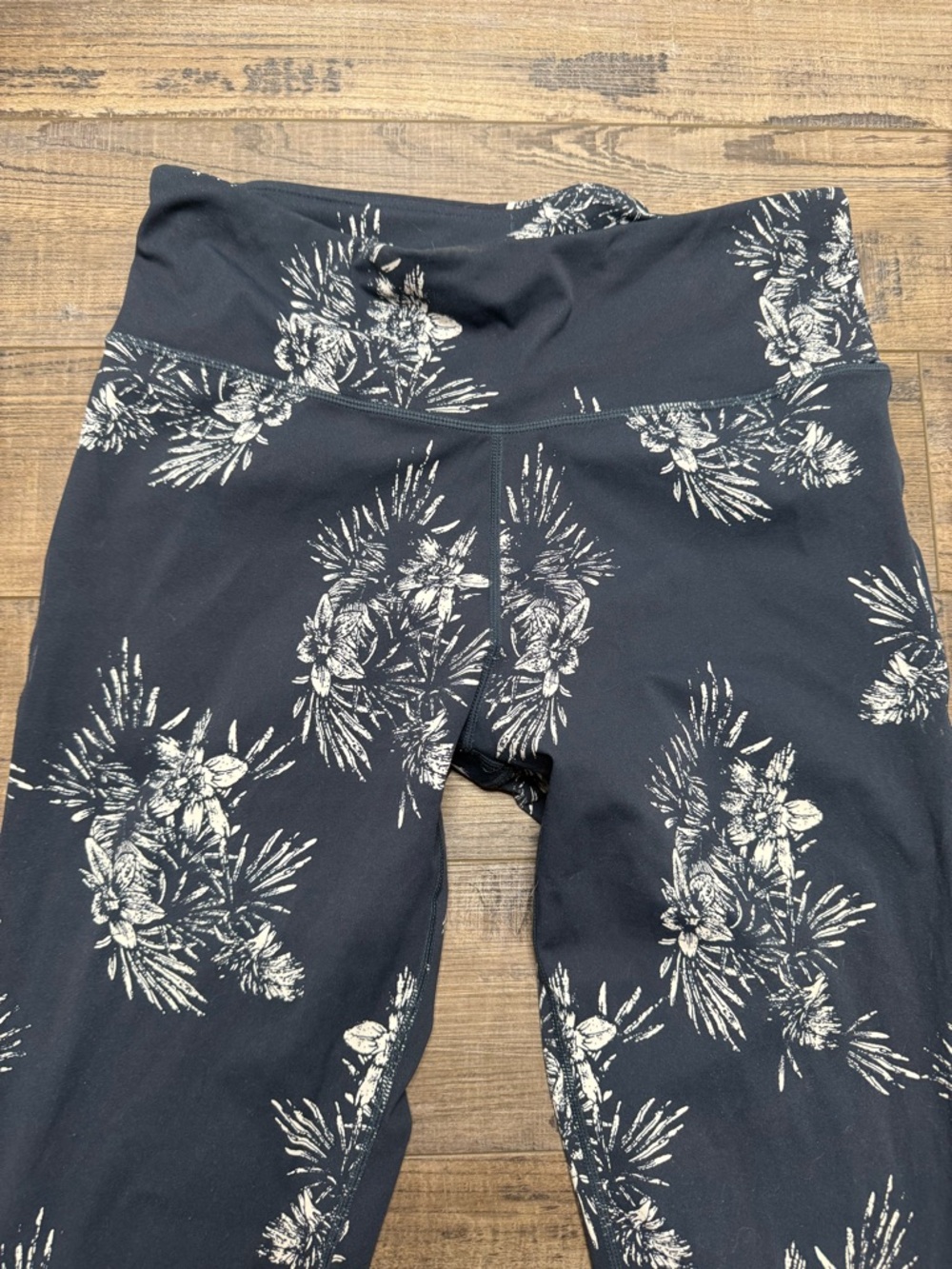Vuori Navy Leggings with White Floral Print Women's Size Large Athletic - Picture 2 of 10